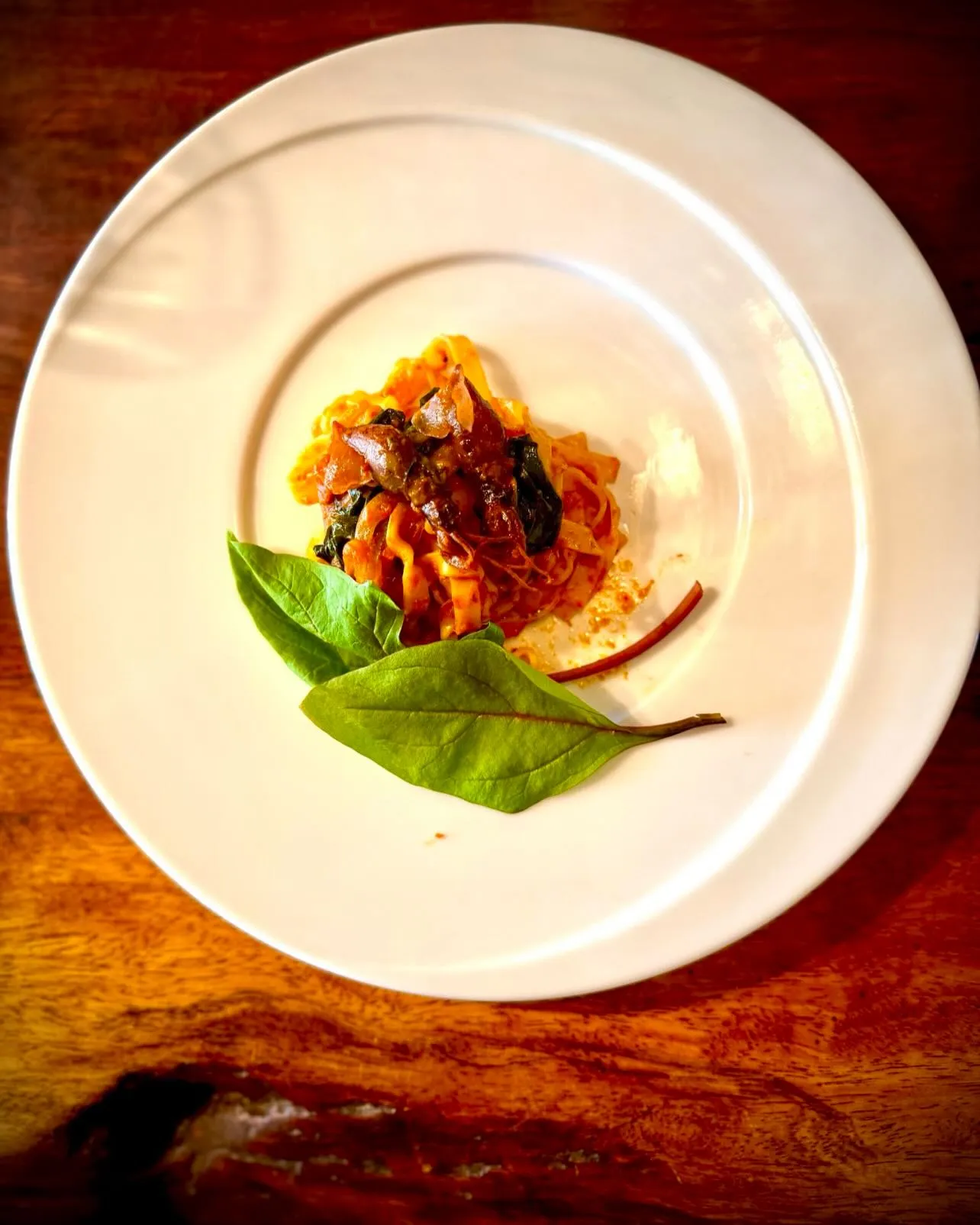 季節の素材と自然派ワインのマリアージュを。