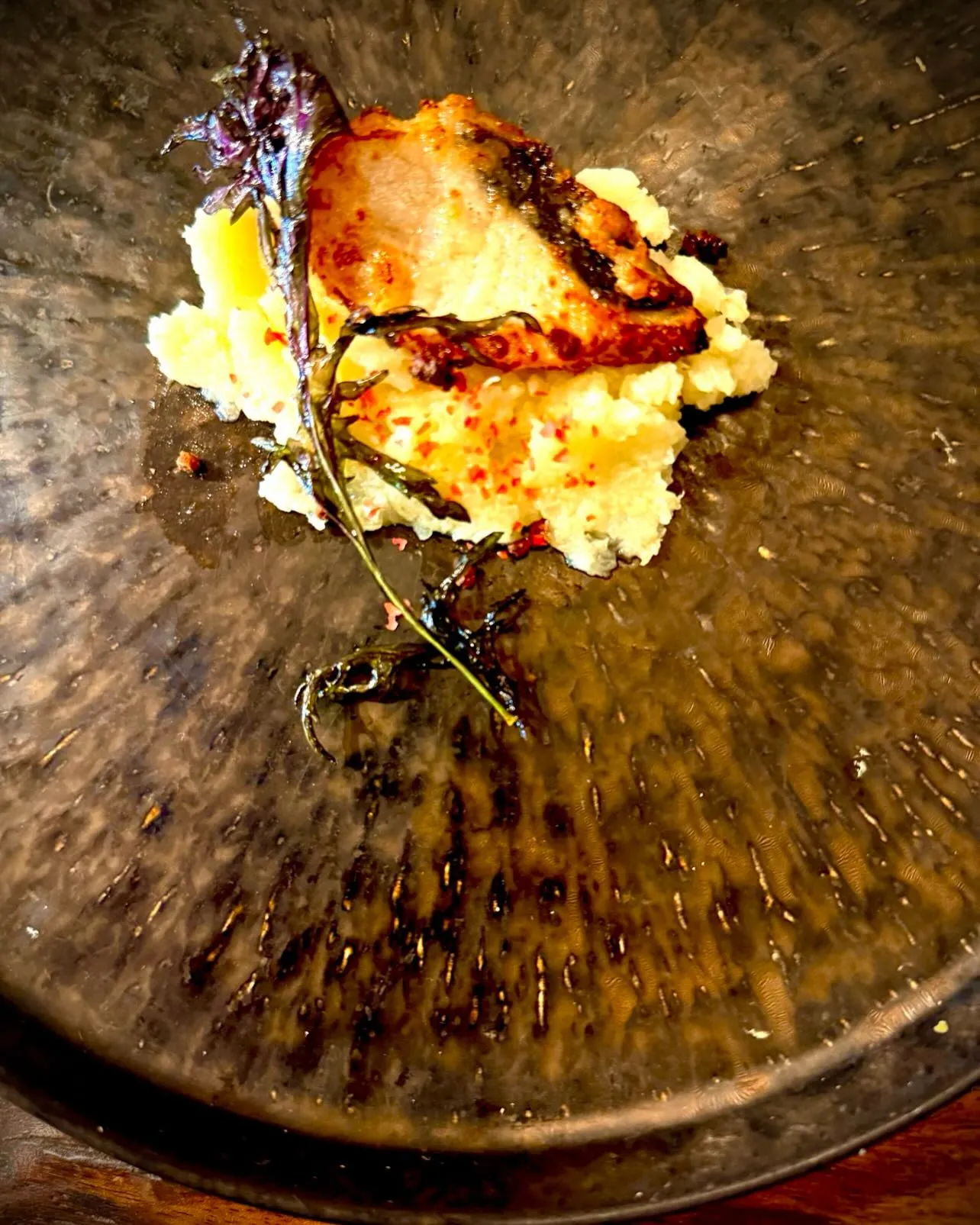 季節の素材と自然派ワインのマリアージュを。