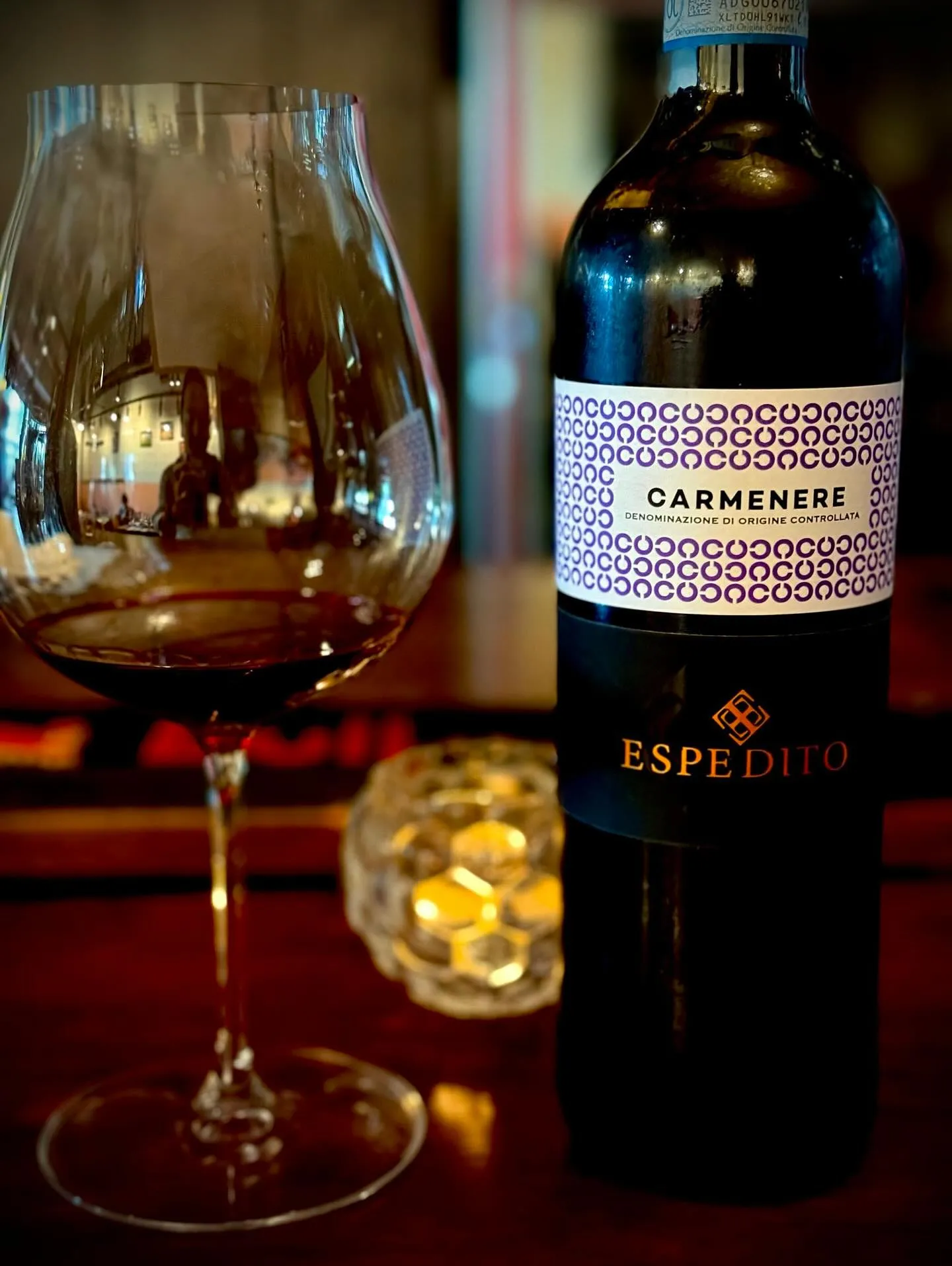 本日のコース内のペアリングワインの説明をいたします。