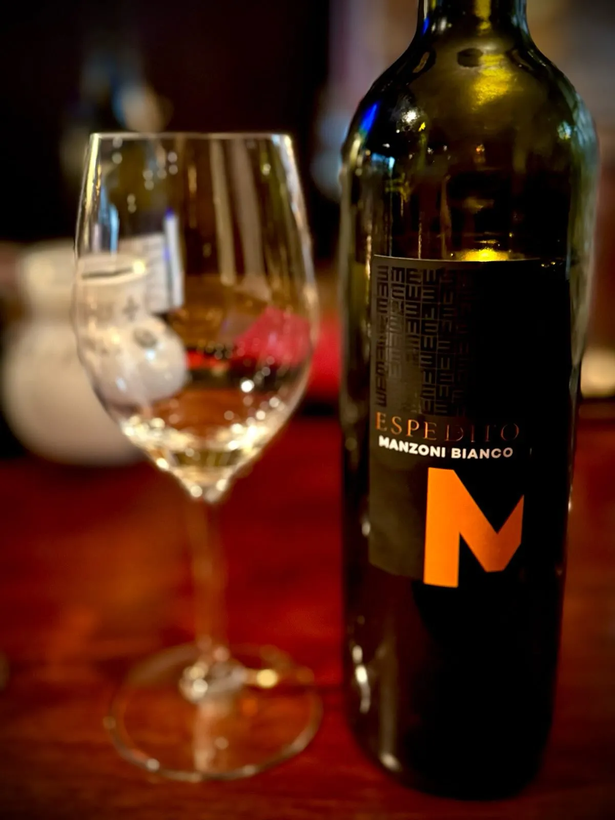 春の訪れを告げる穏やかな陽光の下、大地が再び芽吹きを始めます...